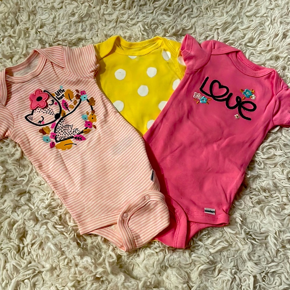 Never worn 3 pack onesies
